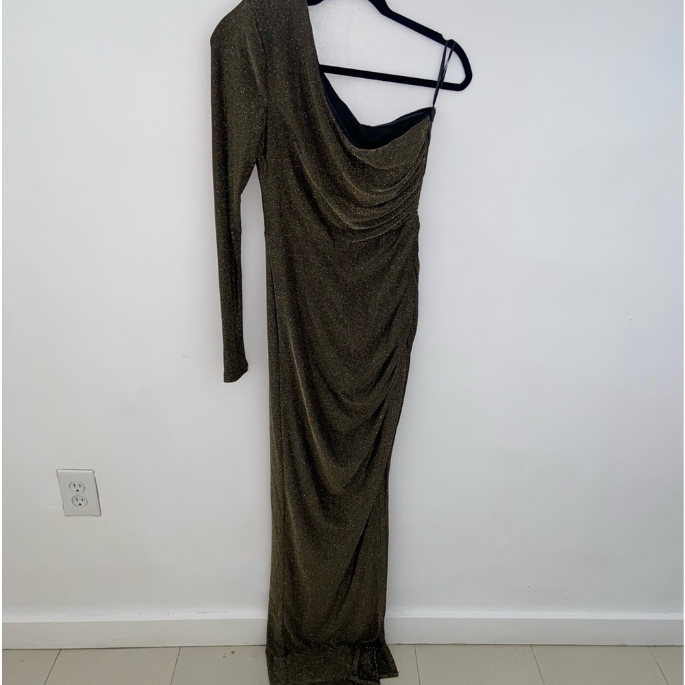 MAGDALENE ONE SHOULDER GLITTER SLIT MAXI DRESS. M / GOLD. TAG ON !!!